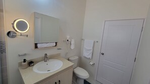 Shower, hair dryer, towels, soap - Charming 2-bedroom house with WiFi, AC in pleasant Discovery Bay (Discovery Bay)