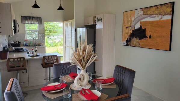 Dining - Charming 2-bedroom house with WiFi, AC in pleasant Discovery Bay (Discovery Bay)