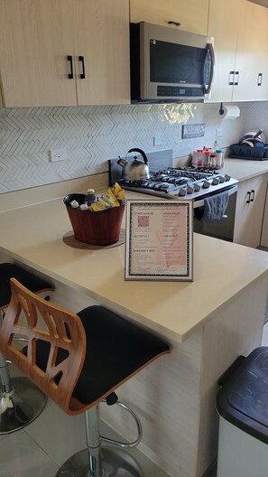 Private kitchen - Charming 2-bedroom house with WiFi, AC in pleasant Discovery Bay (Discovery Bay)