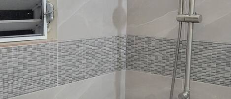 Regadera, secadora de cabello, toallas, jabón