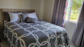 2 bedrooms, iron/ironing board, WiFi, bed sheets - Charming 2-bedroom house with WiFi, AC in pleasant Discovery Bay (Discovery Bay)