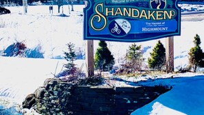 Et skilt, der byder besøgende velkommen til Shandaken, kendt som 'The Hamlet of Highmount'.