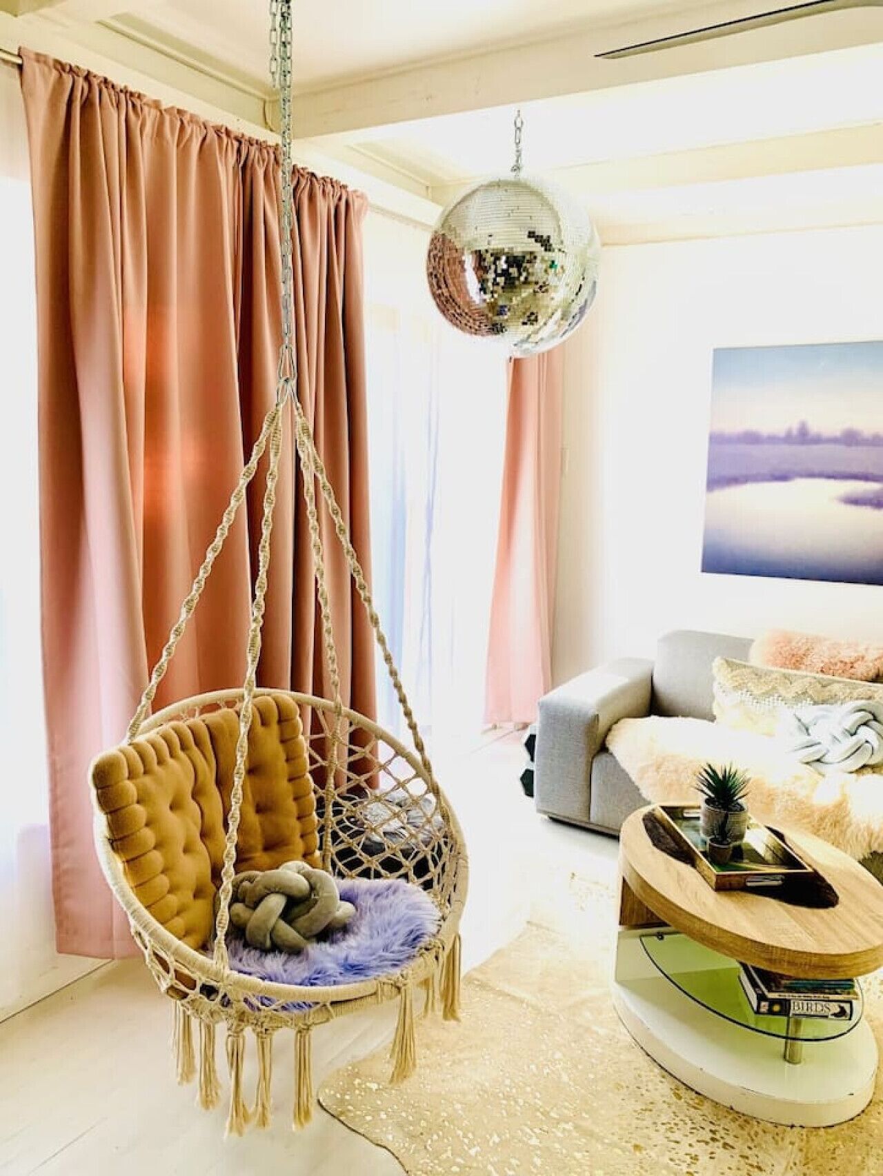 Télévision, cheminée, livres