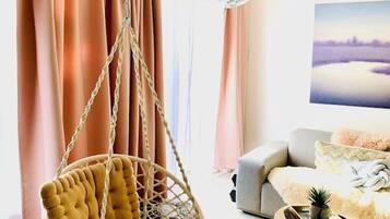 Télévision, cheminée, livres