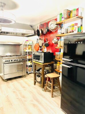 Frigorífic, microones, forn i placa de cuina