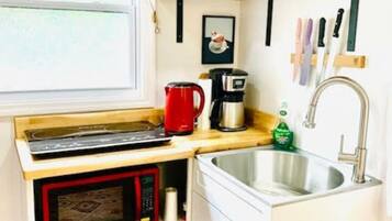 Kylskåp, mikrovågsugn, spishäll och kaffe- och tebryggare