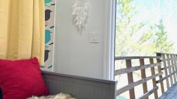 1 bedroom, desk, WiFi, bed sheets