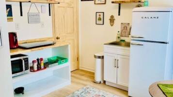 Kühlschrank, Mikrowelle, Herdplatte, Wasserkocher mit Kaffee-/Teezubehör