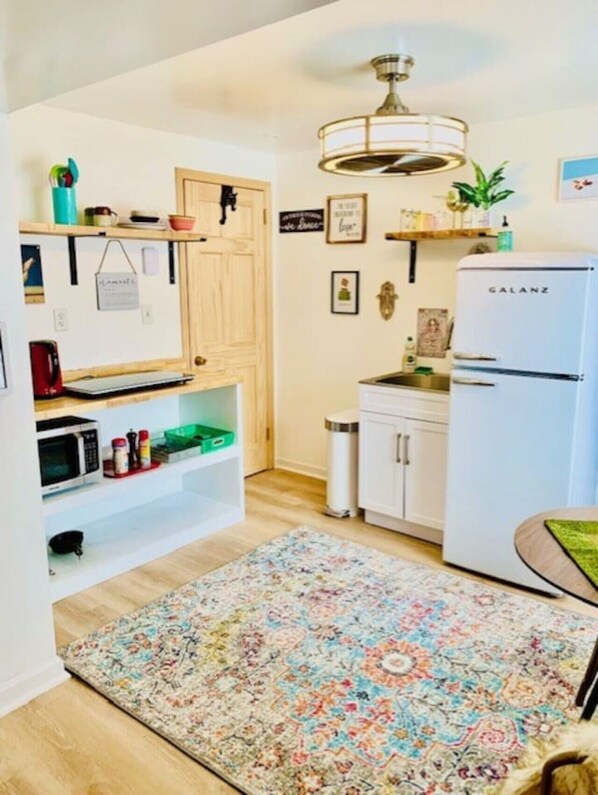 Fridge, microwave, stovetop, coffee/tea maker - Catskill Cabin Bird of Paradise 7 (Shandaken)