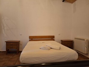 1 bedroom, iron/ironing board, WiFi, bed sheets - El Cerro I (Burgohondo)