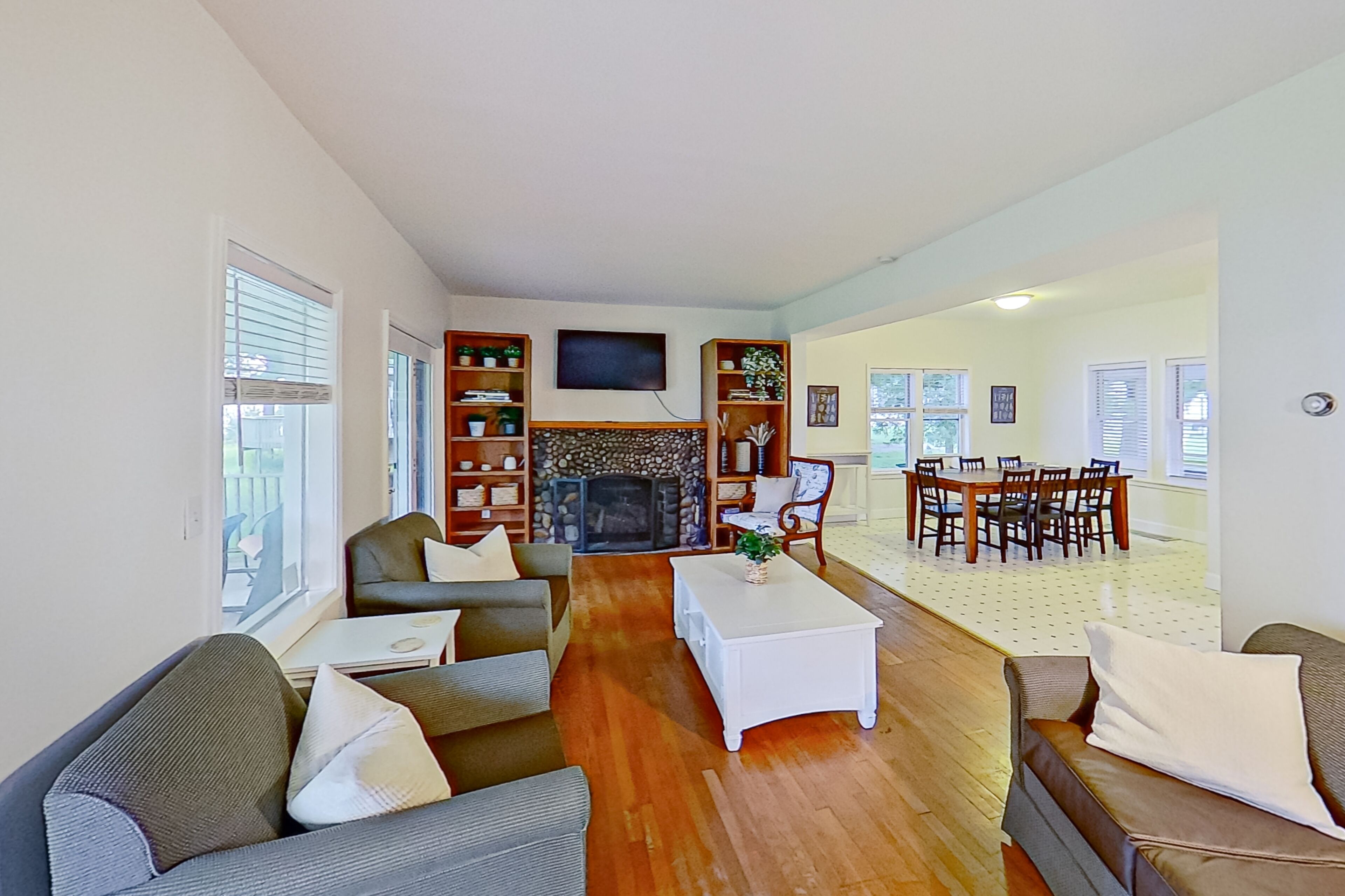 Lakeside home with kitchen, W/D & WiFi