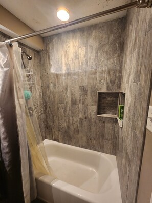 Séchoir à cheveux, serviettes fournies, savon, shampooing