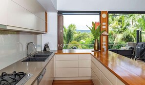 Fridge, microwave, oven, stovetop - Villa One on Murphy Street (Port Douglas)