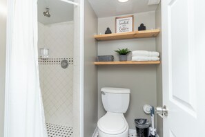 Douche, sèche-cheveux, serviettes fournies, savon