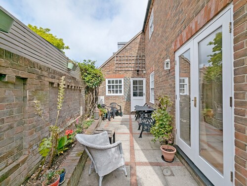 Frankland House - sleeps 4 guests  in 2 bedrooms