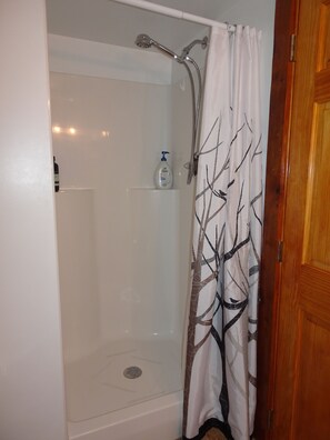 Shower, hair dryer, towels, soap - Vogelsang guesthouse, 5 minute walk to downtown West Jefferson. (West Jefferson)