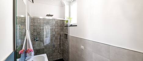 Douche, sèche-cheveux, bidet, serviettes fournies