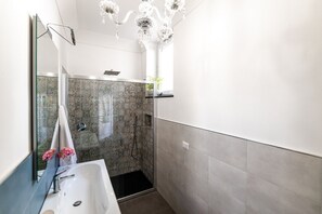 Douche, sèche-cheveux, bidet, serviettes fournies