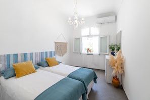 2 chambres, coffre-fort, fer et planche à repasser, lit de bébé portatif