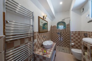 Een douche, een haardroger, een bidet, handdoeken