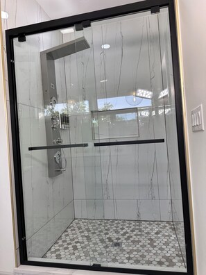 Dusche, Haartrockner, Handtücher, Seife