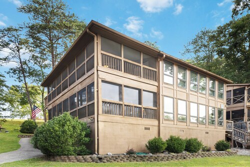 Welcome to A Glimpse of the Lake – Your Ideal Lakeside Retreat