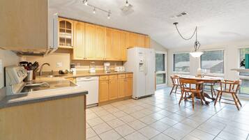 冰箱、微波炉、烤箱、炉灶