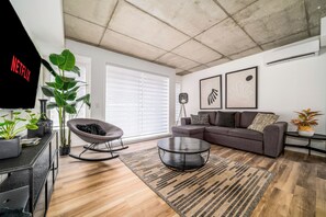 TV, fireplace - L'odyssée - Parking Gratuit - Piscine - BBQ - AC (Québec)