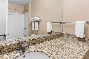 Bathroom - Quality Inn Blackwell I-35 (Blackwell)