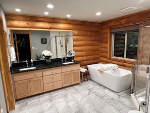 Douche, sèche-cheveux, serviettes fournies, savon