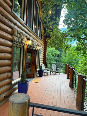 Terrace/patio - Cozy log cabin secluded in a mountain forest with hot tub, sauna, private patio. (Provo)