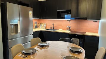 Kühlschrank, Mikrowelle, Ofen, Herdplatte