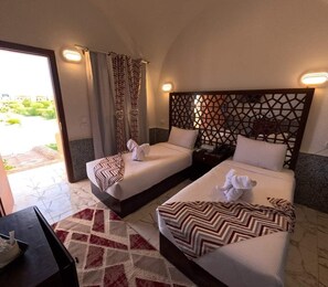 华丽双人房, 1 间卧室, 部分海景 | 客房内保险箱、办公桌、遮光窗帘