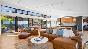 TV, fireplace - Hakea Ridge in Fairhaven offers a stylish retreat just minutes from the beach (Fairhaven)