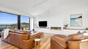 TV, fireplace - Hakea Ridge in Fairhaven offers a stylish retreat just minutes from the beach (Fairhaven)