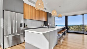 Fridge, oven, stovetop, dishwasher - Hakea Ridge in Fairhaven offers a stylish retreat just minutes from the beach (Fairhaven)