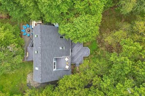 A modern house with a large deck and outdoor seating area. - CreeksideChalet LakeviewHOT TUB/GameRoom/FirePit/Kid Friendly - Pet Friendly  (Albrightsville)