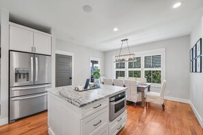 Kylskåp, mikrovågsugn, ugn och spishäll