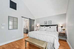 2 Schlafzimmer, Schreibtisch, Bügeleisen/Bügelbrett, Reisekinderbett