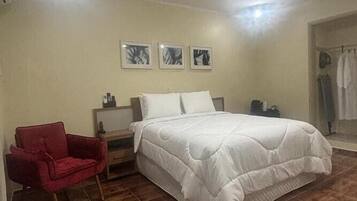 Quarto casal clássico | 1 quarto, escrivaninha, espaço de trabalho para notebook