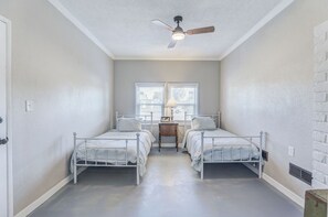 3 habitaciones, tabla de planchar con plancha, wifi y ropa de cama