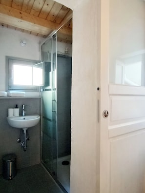 Dusche, kostenlose Toilettenartikel, Haartrockner, Handtücher