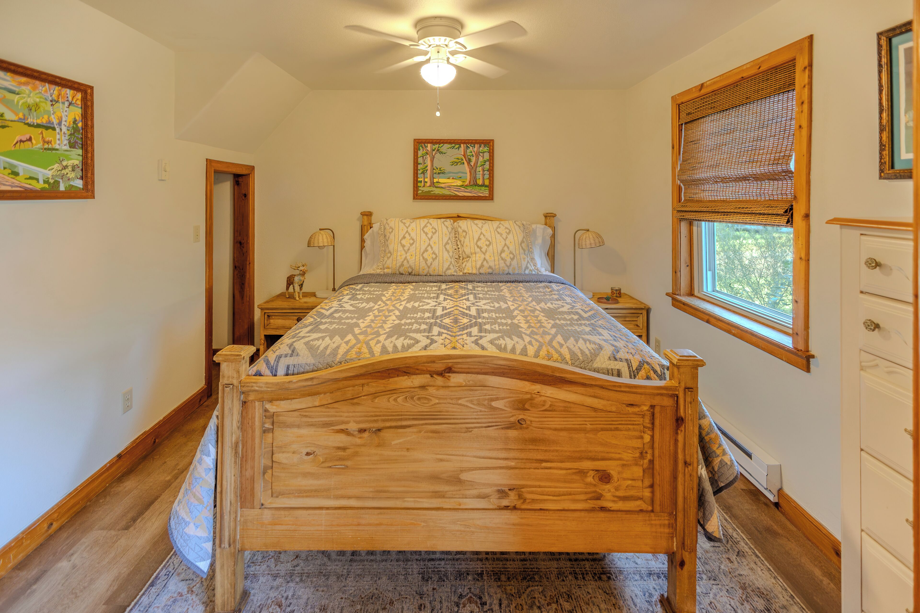 2 soverom, strykejern/-brett, reiseseng for barn og wi-fi (inkludert)