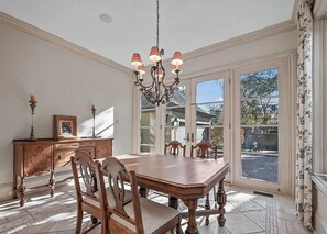 Dining - Spacious 6-bedroom house in fabulous Birmingham with WiFi, AC, fitness room (Birmingham)