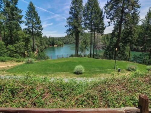 Lakeview Country Cabin ~ Studio w/ 2 Queen Beds