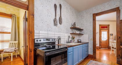 Historic Bungalow in Chariton, Sleeps 5, Pets Ok, Single Level
