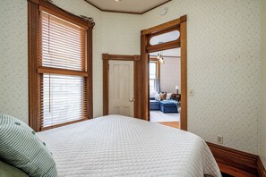 2 bedrooms, iron/ironing board, WiFi, bed sheets - Historic Bungalow in Chariton, Sleeps 5, Pets Ok, Single Level (Chariton)