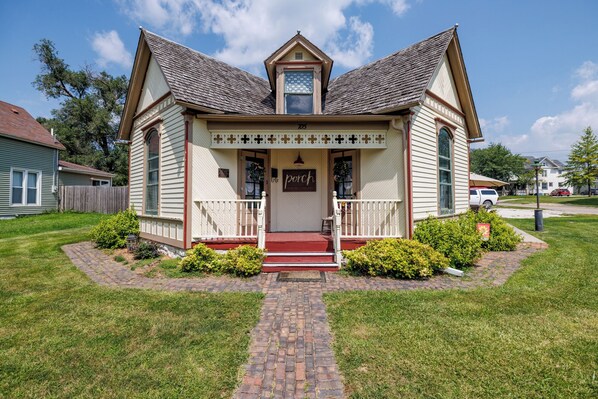 Exterior - Historic Bungalow in Chariton, Sleeps 5, Pets Ok, Single Level (Chariton)
