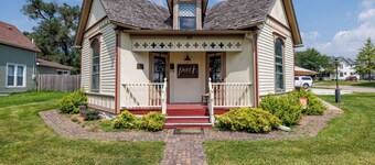 Historic Bungalow in Chariton, Sleeps 5, Pets Ok, Single Level