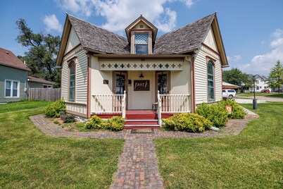 Historic Bungalow in Chariton, Sleeps 5, Pets Ok, Single Level